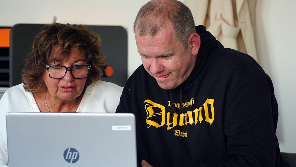 Online-Dating lernen: Sebastian will seine Traumfrau mit Dating-Kurs finden