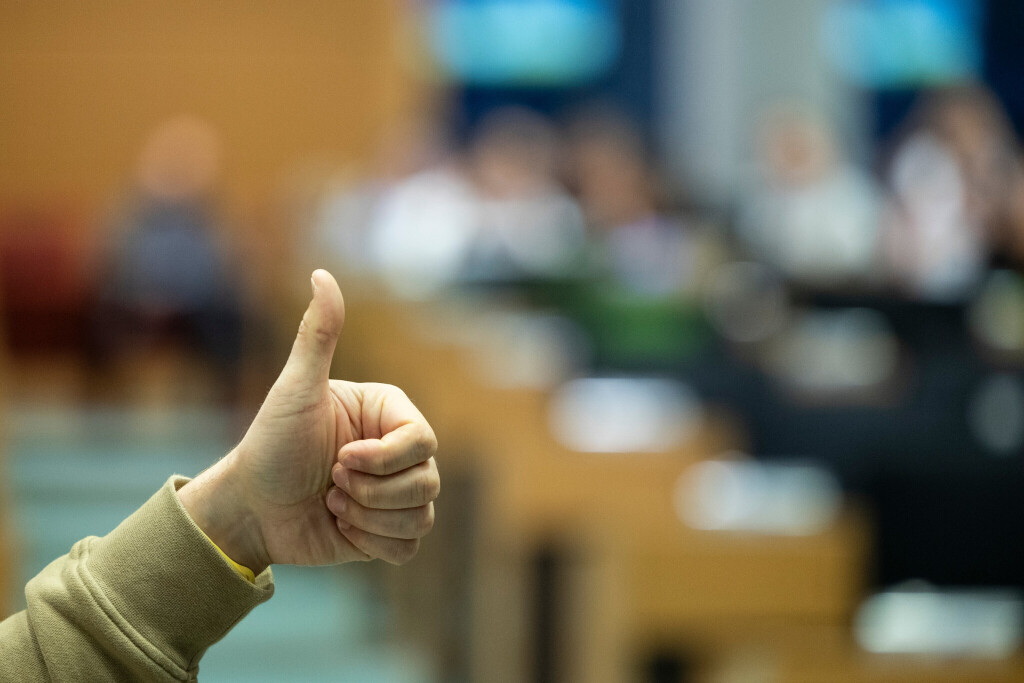 Daumen zeigt nach oben im EU-Parlament.