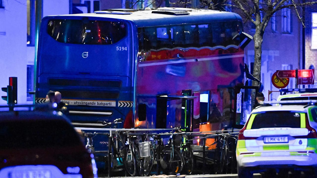 Bus rast in Haltestelle! Mehrere Tote und Verletzte in Stockholm | News