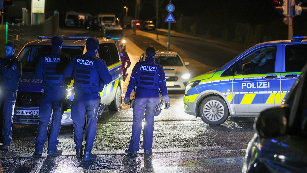 Solingen: 200 Autotuner gehen auf Polizisten los | Regional