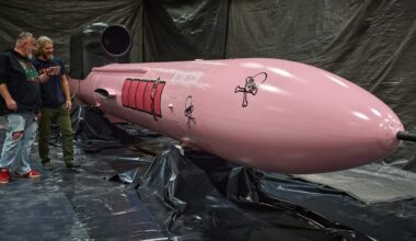 Knallige Waffenspende für die Ukraine: rosa Rakete soll Putin treffen! | Politik