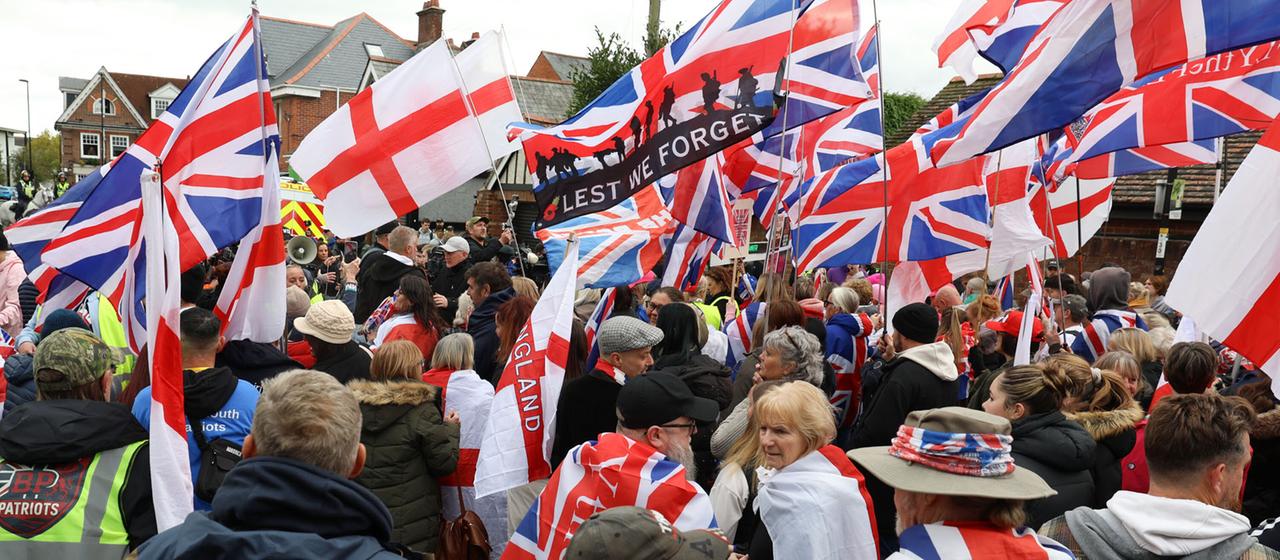 Demonstranten blockieren eine Straße in Southampton. | picture alliance / ZUMAPRESS.com Demonstranten blockieren eine Straße in Southampton.