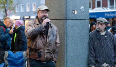 Carsten Peters vom Bündnis „Keinen Meter den Nazis“ hatte bei der Demo vor dem CDU-Büro am 23. Oktober die Eröffnungsrede gehalten. (Foto: Carsten Bender)