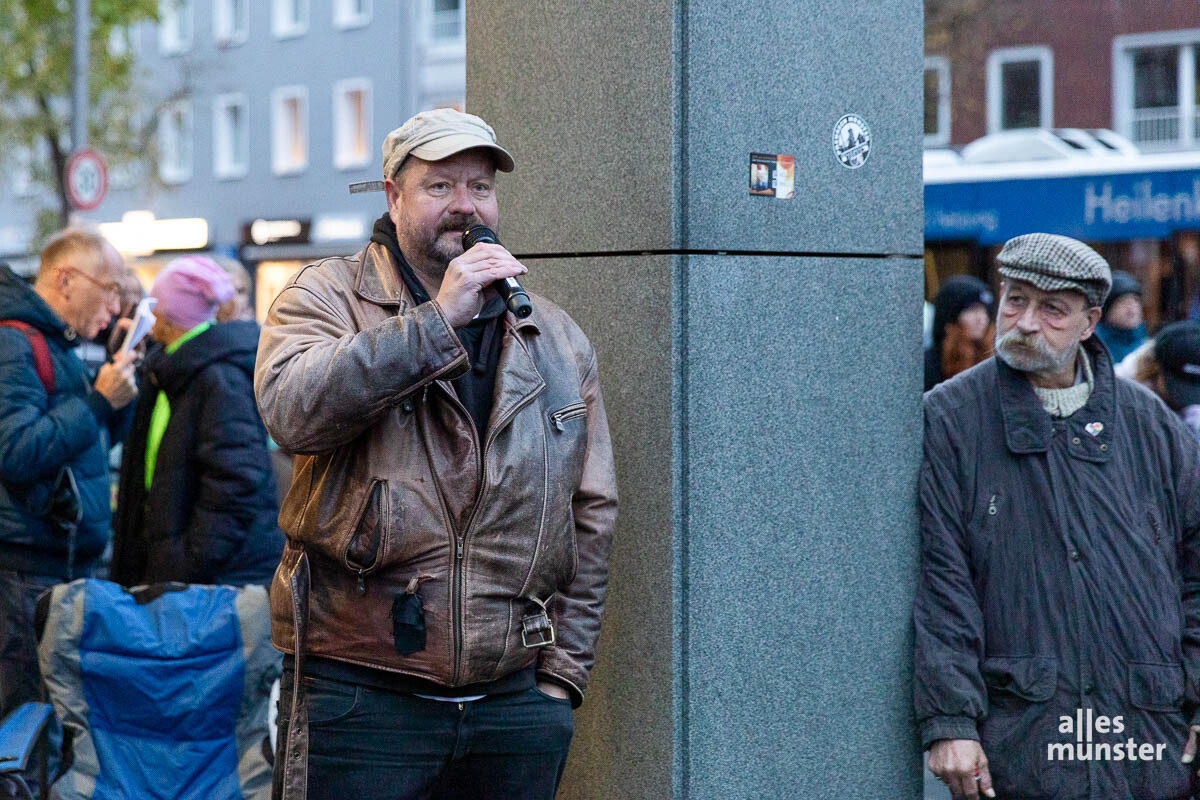 Carsten Peters vom Bündnis „Keinen Meter den Nazis“ hatte bei der Demo vor dem CDU-Büro am 23. Oktober die Eröffnungsrede gehalten. (Foto: Carsten Bender)