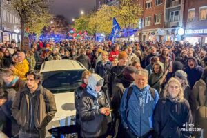 Gut 1.500 Menschen haben vor der CDU-Geschäftsstelle unter dem Motto „Münsters Stadtbild bleibt bunt – kein Platz für völkische Rhetorik“ demonstriert. (Foto: Carsten Bender)