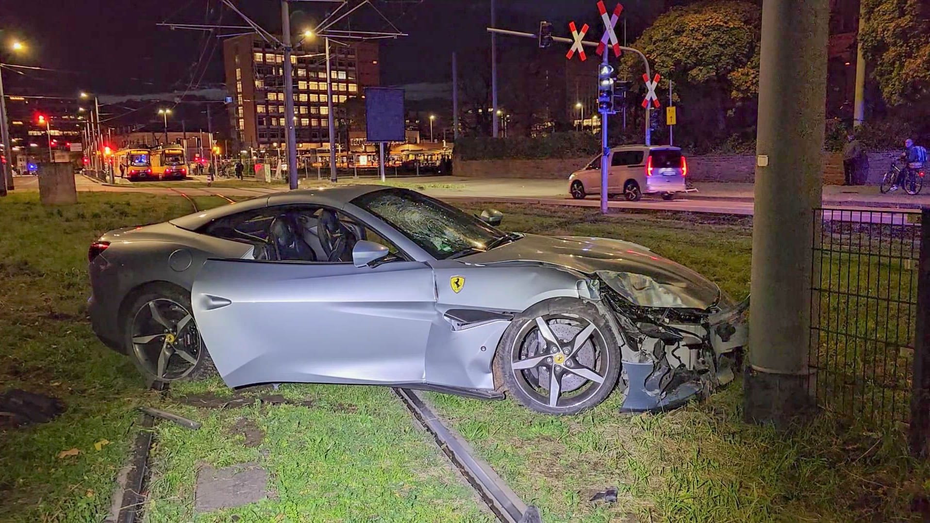Der Ferrari nach dem Unfall in Karlsruhe: Allein an dem Luxus-Sportwagen entstand ein Sachschaden von 185.000 Euro.