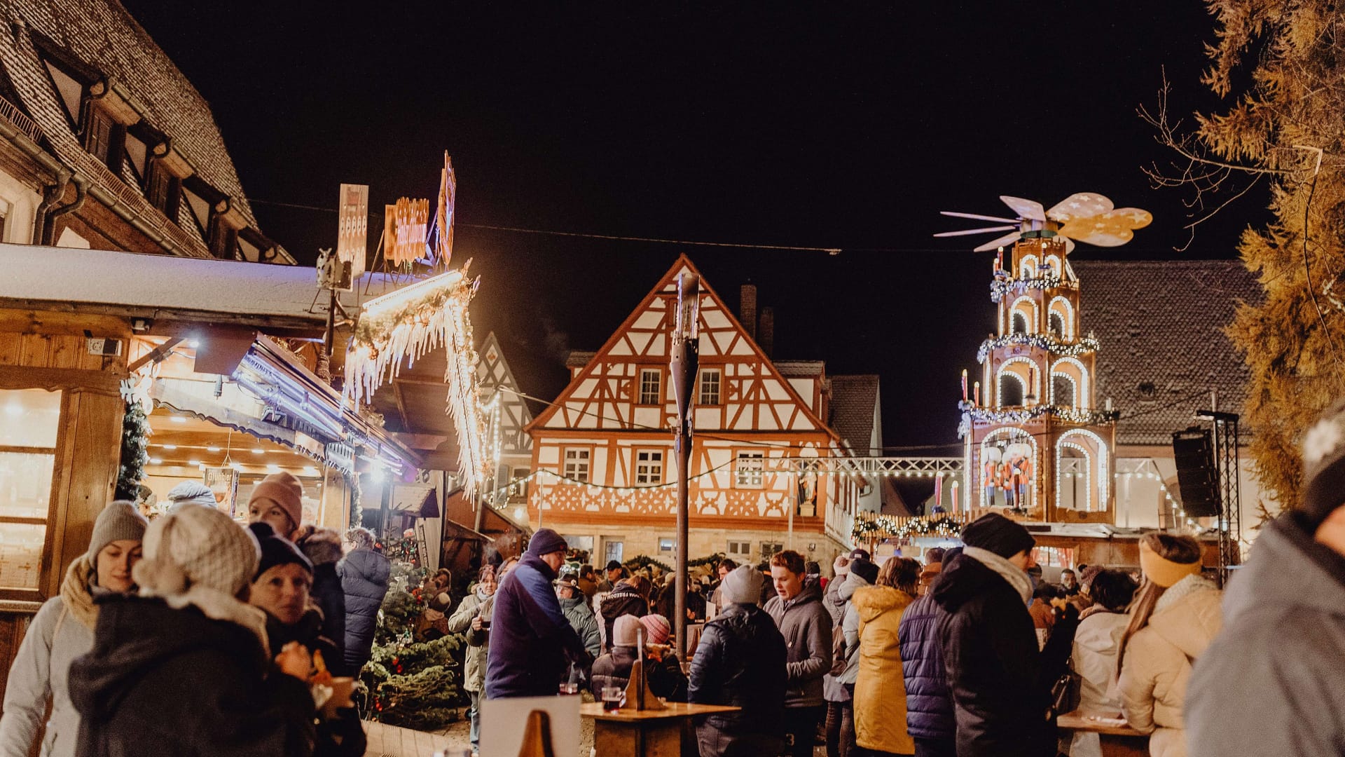 Der Forchheimer Weihnachtsmarkt: Auch Fachwerkhäuser umgeben den kleinen, romantischen Markt.