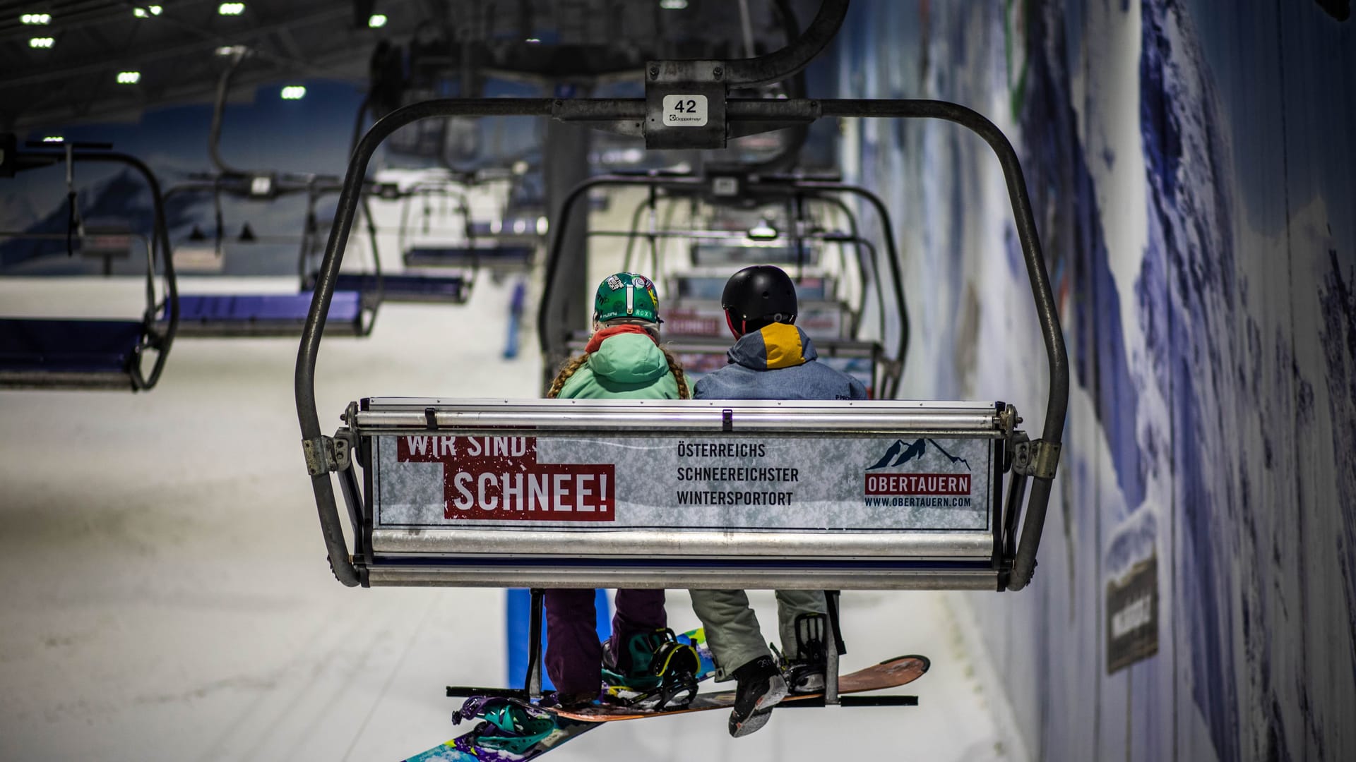 Der Sessellift in der Skihalle Neuss: Hier hat man einen guten Überblick über die Halle und spart sich den Weg zu Fuß nach oben. Der Sessellift in der Skihalle Neuss: Hier hat man einen guten Überblick über die Halle und spart sich den Weg zu Fuß nach oben.