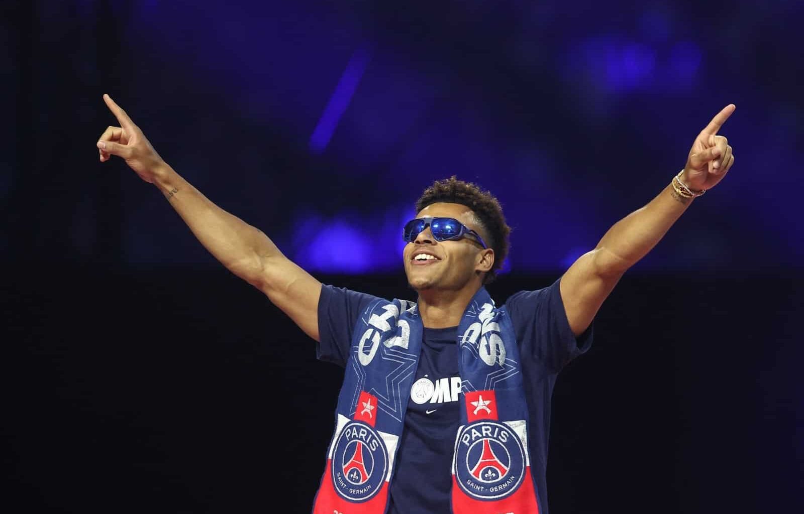 Paris Saint-Germains französischer Mittelfeldspieler #14 Desire Doue betritt das Spielfeld während der Zeremonie zur Übergabe der Trophäe einen Tag nach dem Sieg von Paris Saint-Germain (PSG) in der UEFA Champions League im Parc des Princes Stadion in Paris am 1. Juni 2025. (Foto: FRANCK FIFE / AFP)