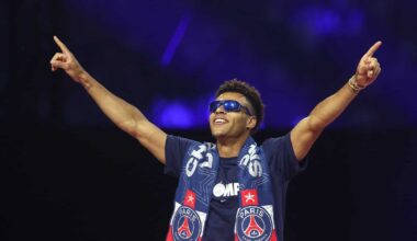 Paris Saint-Germains französischer Mittelfeldspieler #14 Desire Doue betritt das Spielfeld während der Zeremonie zur Übergabe der Trophäe einen Tag nach dem Sieg von Paris Saint-Germain (PSG) in der UEFA Champions League im Parc des Princes Stadion in Paris am 1. Juni 2025. (Foto: FRANCK FIFE / AFP)