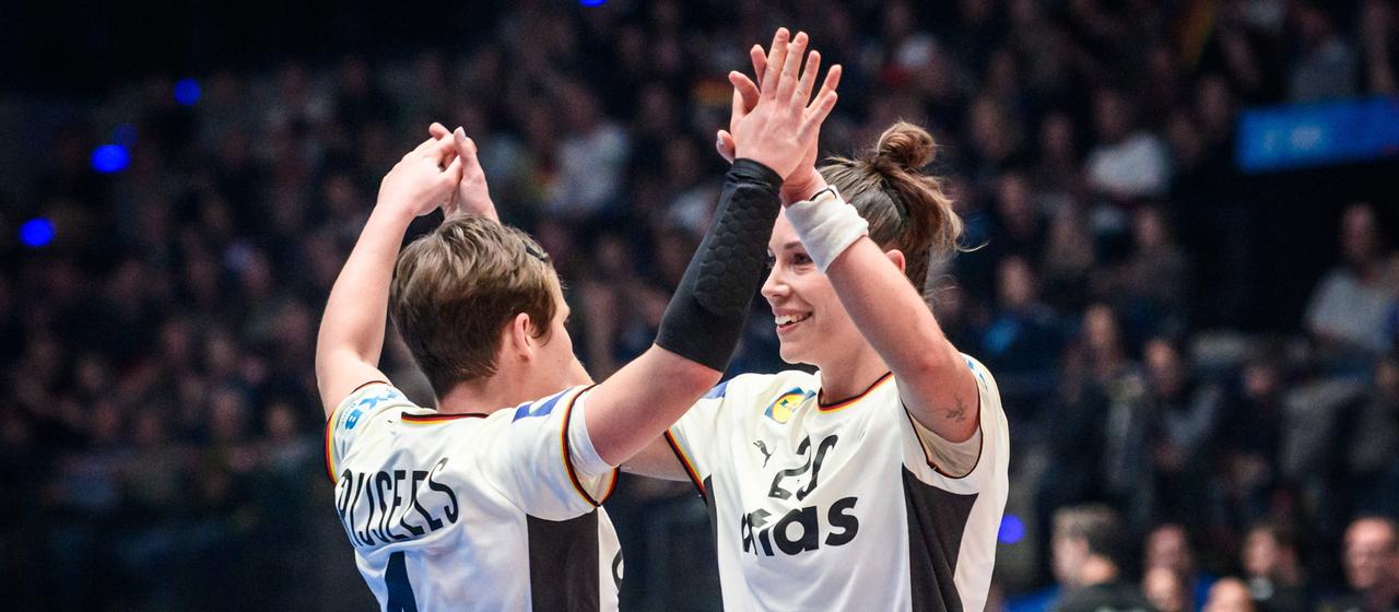 Deutschlands Emily Vogel (r.) und Alina Grijseels (l.) bejubeln den Sieg gegen die Isländerinnen