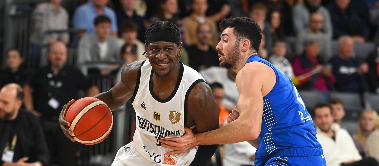 Deutschlands Isaac Bonga in Aktion gegen Israels Gur Lavi