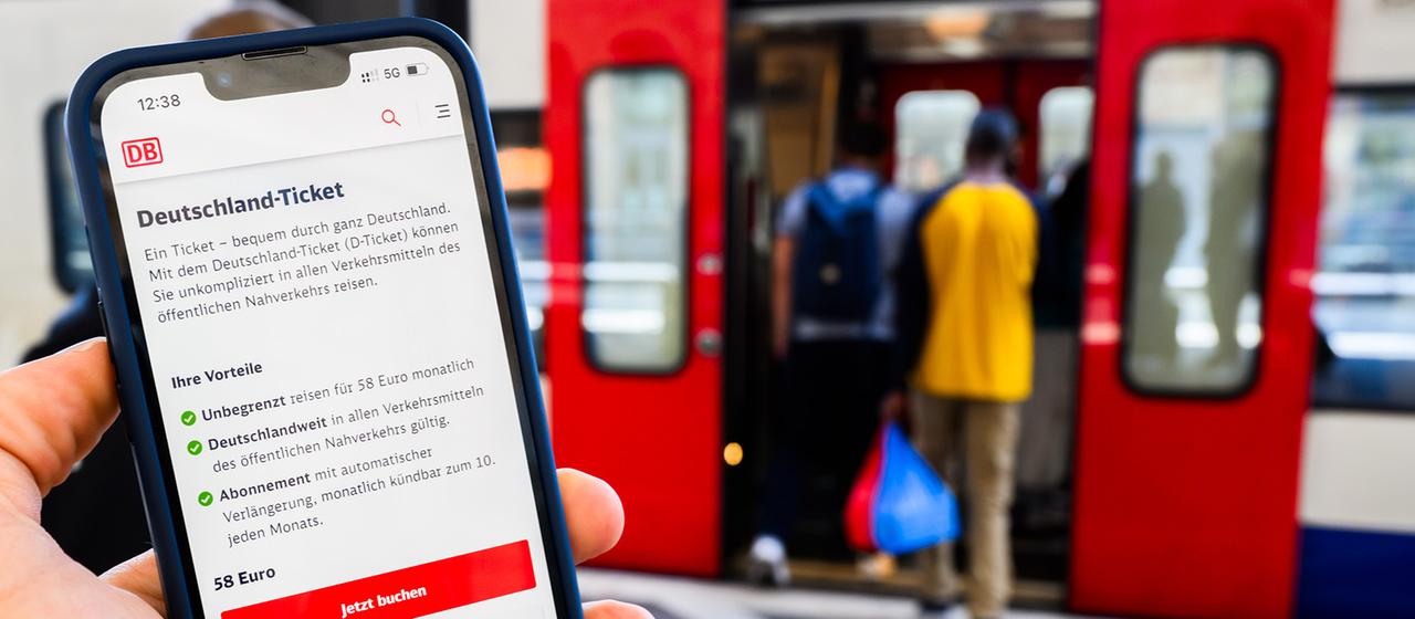 Eine Information zum Kauf des Deutschlandtickets wird auf dem Display eines Smartphones angezeigt. | dpa Eine Information zum Kauf des Deutschlandtickets wird auf dem Display eines Smartphones angezeigt.