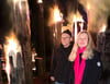 Künstler Johannes Pfeiffer und Galerieleiterin Anna-Maria Ehrmann-Schindlbeck vor dem brennenden Kunstwerk im Donaupark. 