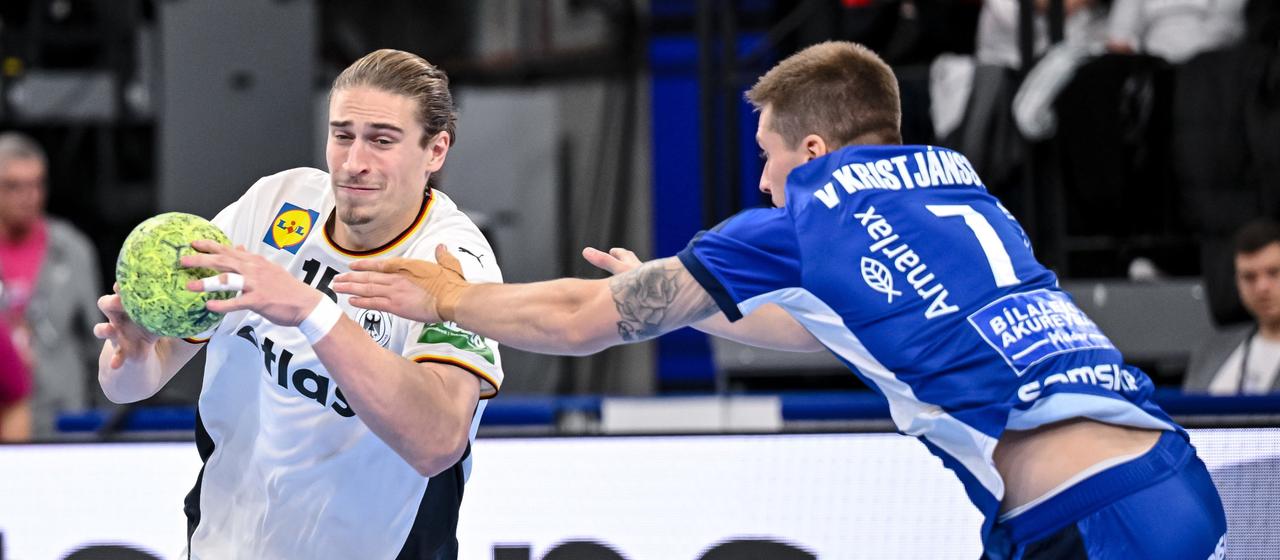 Juri Knorr (l.) im Zweikampf mit Viggo Kristjansson (r.)