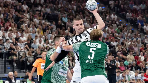 Kiels Elias Ellefsen a Skipagotu (M.) im Einsatz gegen die Füchse Berlin