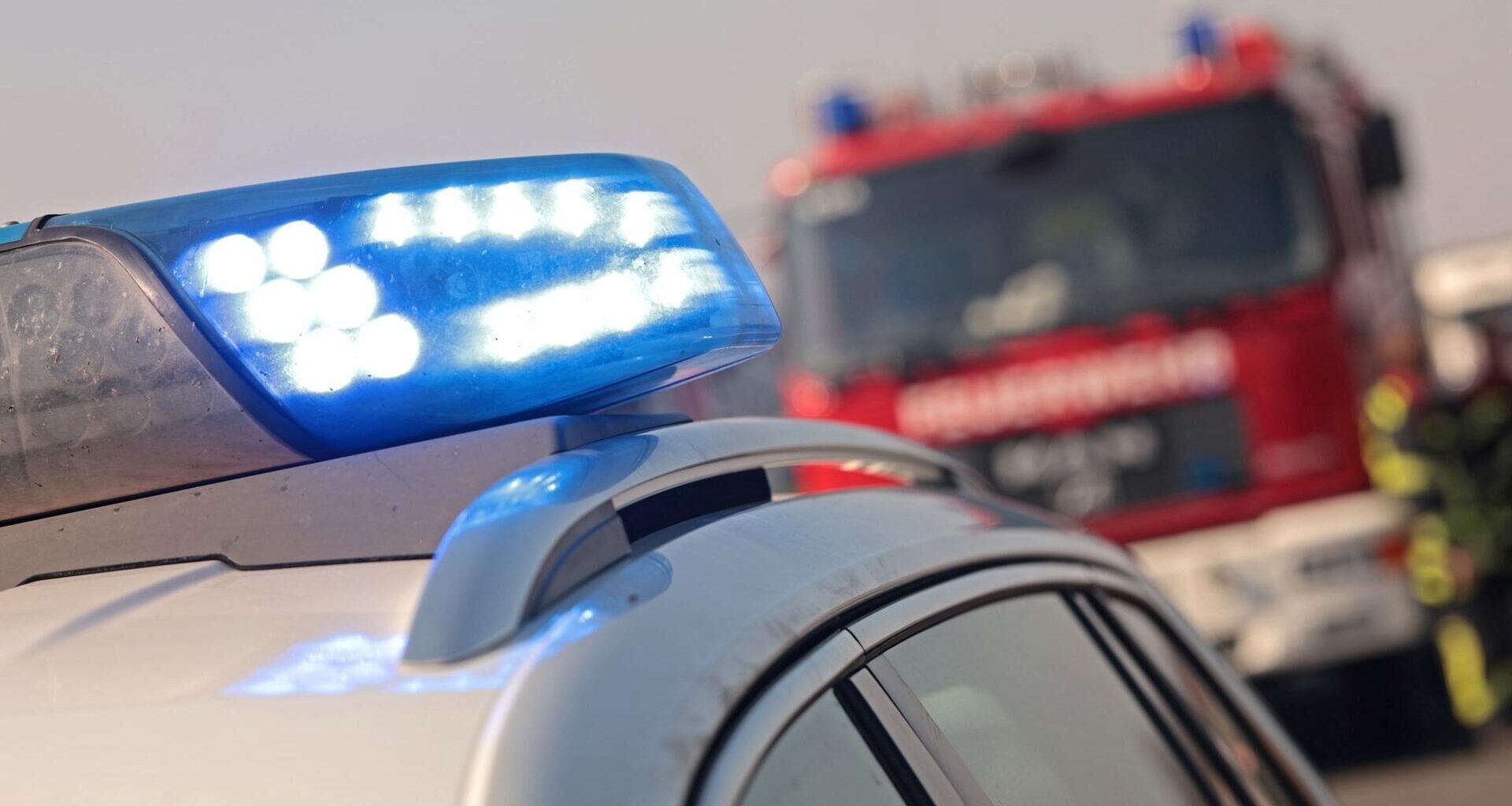 Lkw mit säurehaltigen Produkten brennt