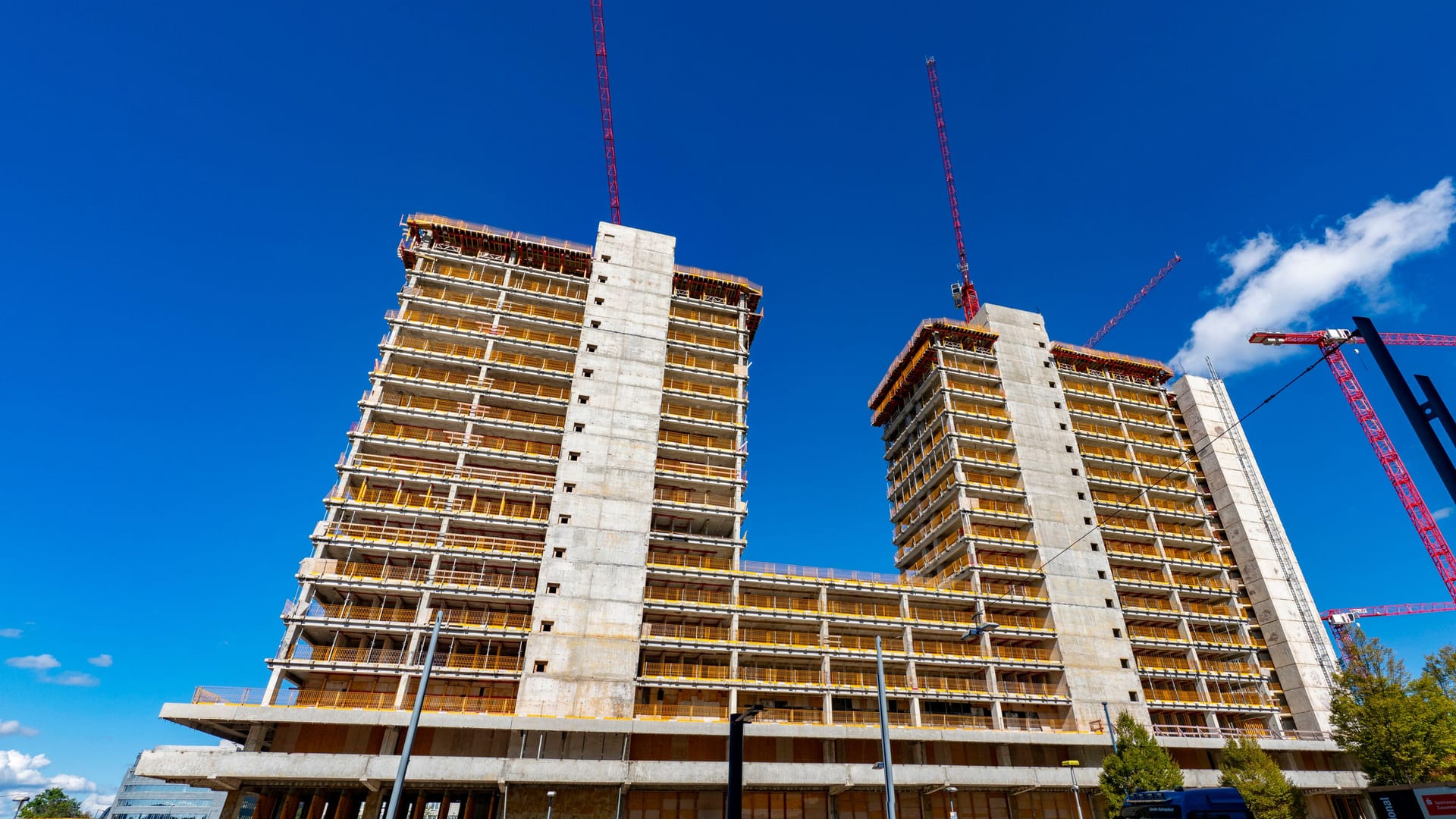 Die alten Siemens-Türme sind seit 2020 entkernte Hochhäuser in Offenbach-Kaiserlei: Bald soll es an der Baustelle wieder weitergehen. Die alten Siemens-Türme sind seit 2020 entkernte Hochhäuser in Offenbach-Kaiserlei: Bald soll es an der Baustelle wieder weitergehen.
