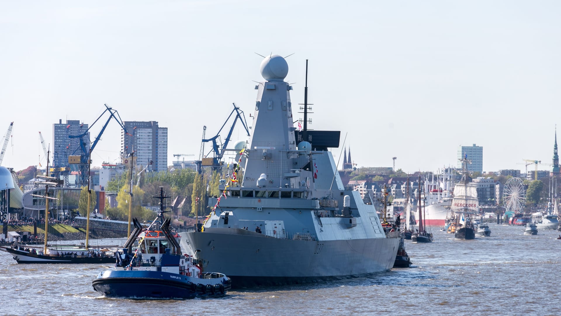 Die "HMS Duncan" bei einem früheren Besuch in Hamburg (Archivbild): Der Lenkwaffenzerstörer kommt erneut nach Hamburg und lädt Besucher zum Open Ship ein. Die "HMS Duncan" bei einem früheren Besuch in Hamburg (Archivbild): Der Lenkwaffenzerstörer kommt erneut nach Hamburg und lädt Besucher zum Open Ship ein.