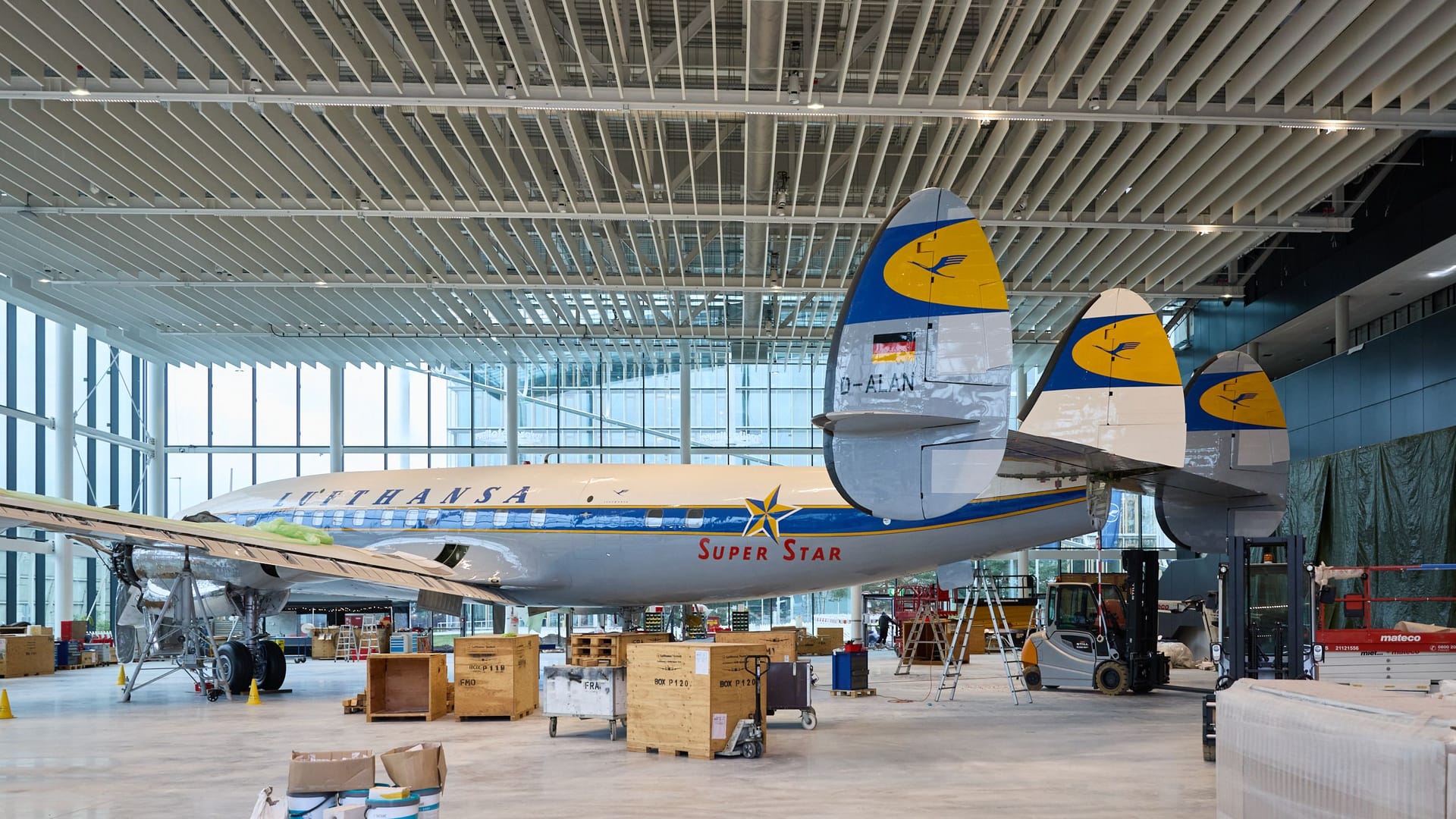 Die Lockheed L-1649A Super Star: An das Flugzeug wurde nun auch das Leitwerk montiert.