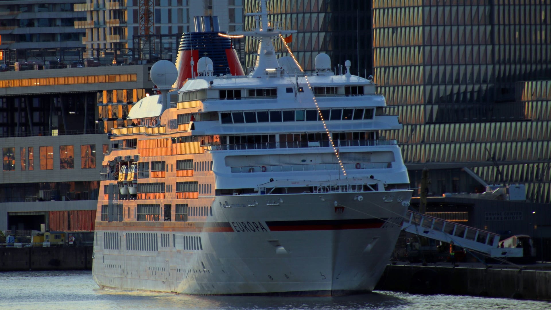 Die "MS Europa" (Archivbild): Drei-Sterne-Koch Kevin Fehling wird im Frühjahr an Bord des Kreuzfahrtschiffes gehen, um dort das Gourmetrestaurant "The Globe" zu betreiben. Die "MS Europa" (Archivbild): Drei-Sterne-Koch Kevin Fehling wird im Frühjahr an Bord des Kreuzfahrtschiffes gehen, um dort das Gourmetrestaurant "The Globe" zu betreiben.