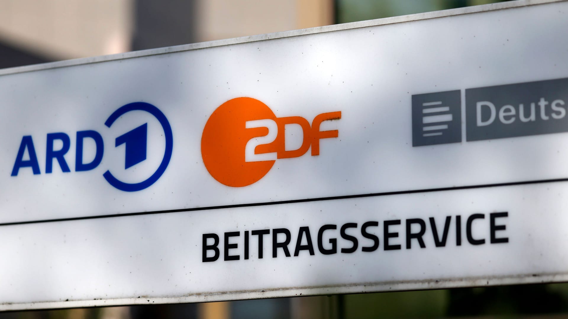 Die öffentlich-rechtlichen Sender erfahren häufig Kritik. Die öffentlich-rechtlichen Sender erfahren häufig Kritik.