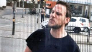 Die Polizei sucht nach diesem Mann: Er soll Personen an einem Wahlstand attackiert haben. Die Polizei sucht nach diesem Mann: Er soll Personen an einem Wahlstand attackiert haben.