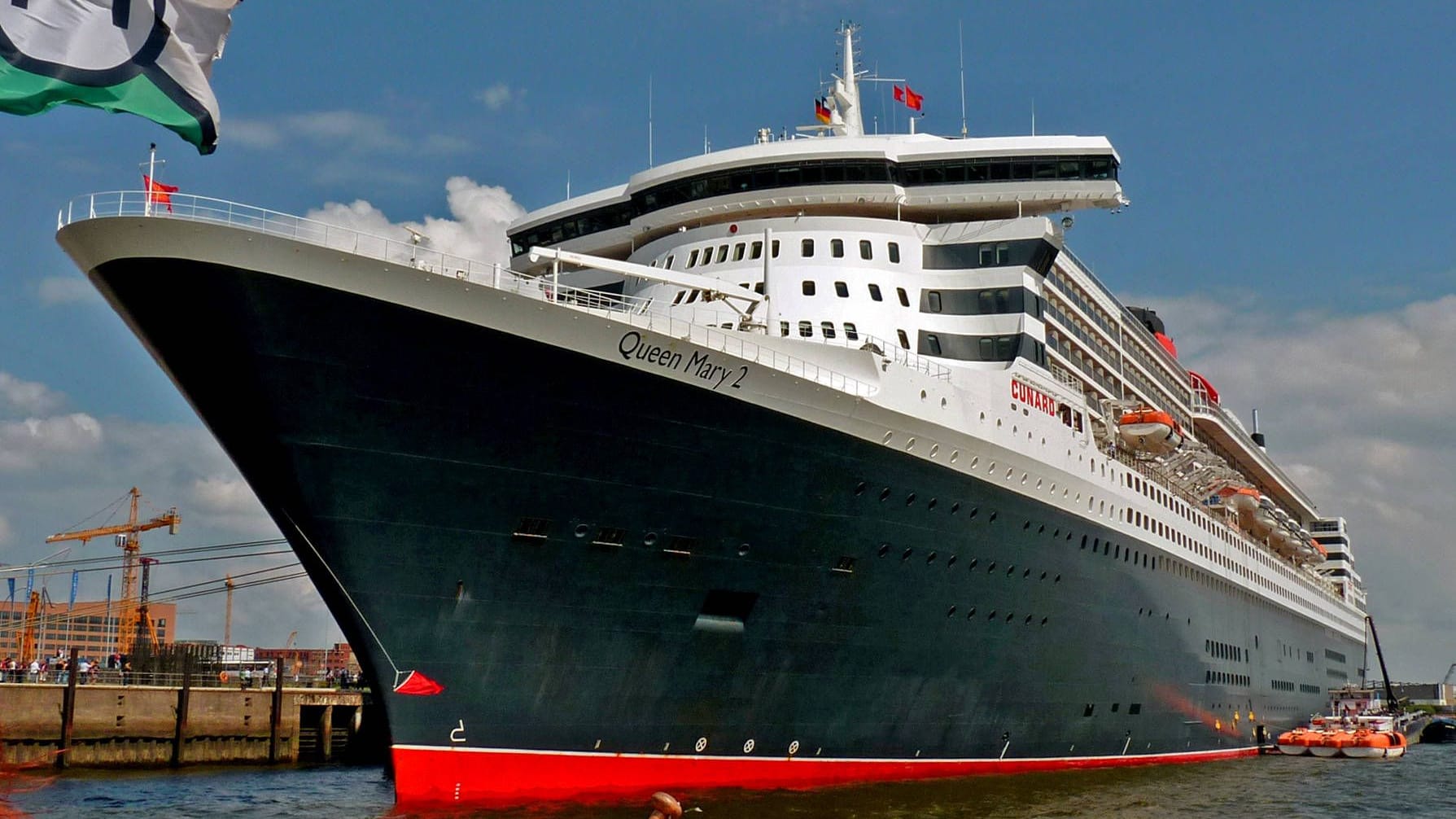 Die "Queen Mary 2" im Hafen: Der Ozeanliner macht am Wochenende wieder in Hamburg fest.