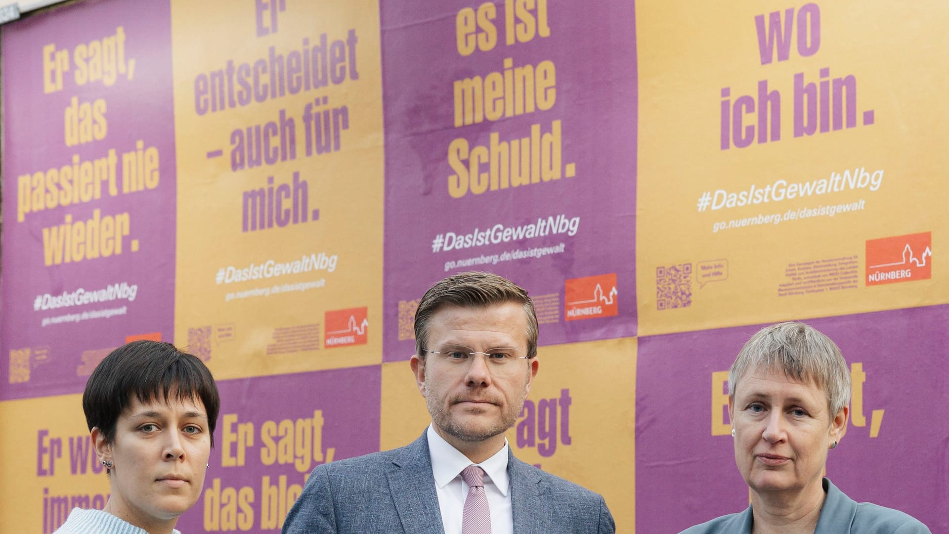 Die stellvertretende Frauenbeauftragte Michelle Fowinkel-Sendlbeck (l.), Oberbürgermeister Marcus König (m.) und Frauenbeauftragte Hedwig Schouten (r.) zum Start der Kampagne. Die stellvertretende Frauenbeauftragte Michelle Fowinkel-Sendlbeck (l.), Oberbürgermeister Marcus König (m.) und Frauenbeauftragte Hedwig Schouten (r.) zum Start der Kampagne.