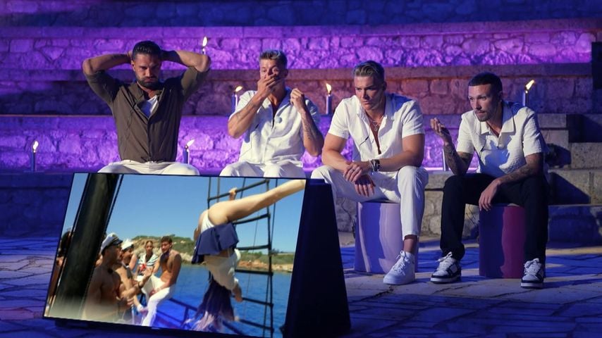 Die "Temptation Island V.I.P."-Jungs sitzen am Lagerfeuer und sehen eine Partyszene von Chiara.