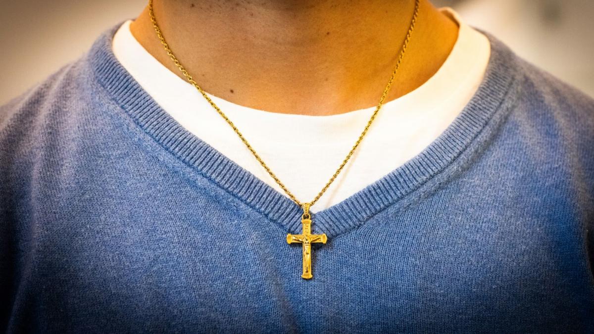 Diskriminierung? Kölner Kellner verliert Job wegen Kreuzkette