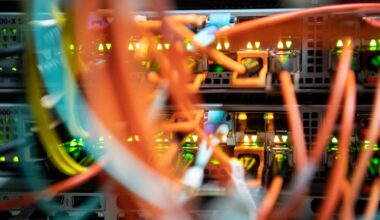 Bayern, München: Glasfaserkabel stecken in einem Rechenzentrum vom bayerischen Landeskriminalamt (BLKA) in einem Netzwerk-Switch.