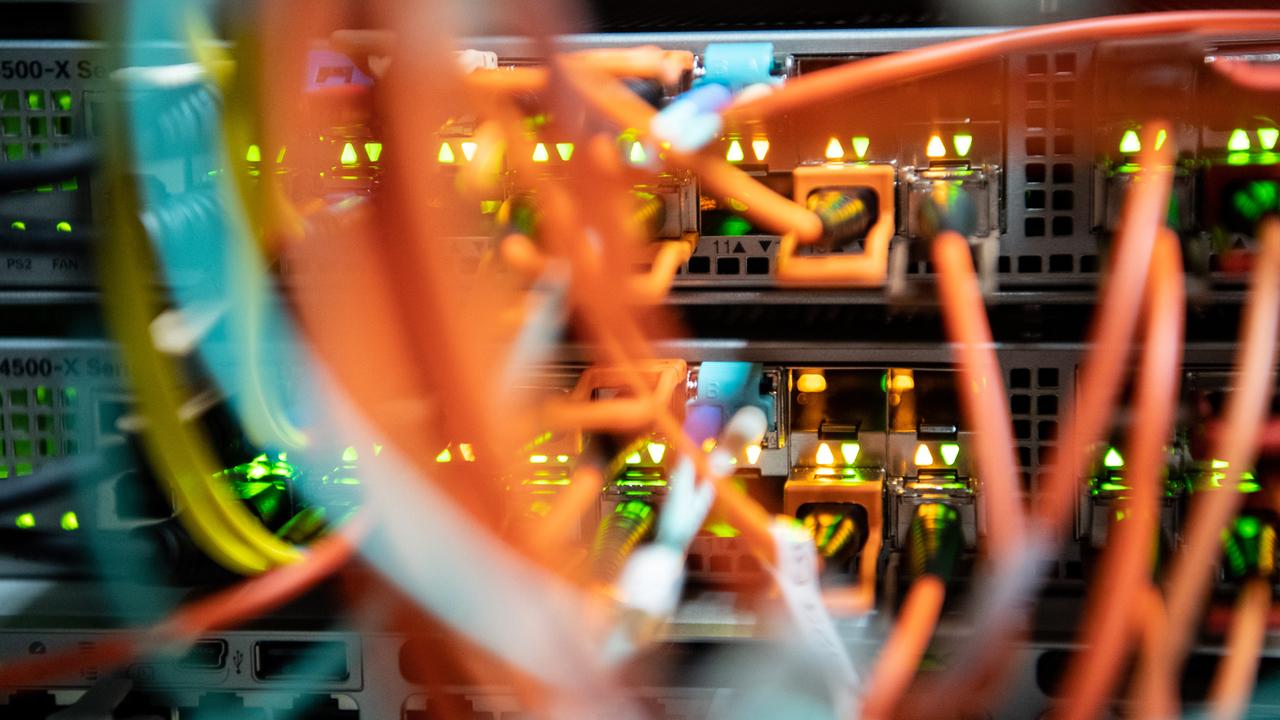 Bayern, München: Glasfaserkabel stecken in einem Rechenzentrum vom bayerischen Landeskriminalamt (BLKA) in einem Netzwerk-Switch.