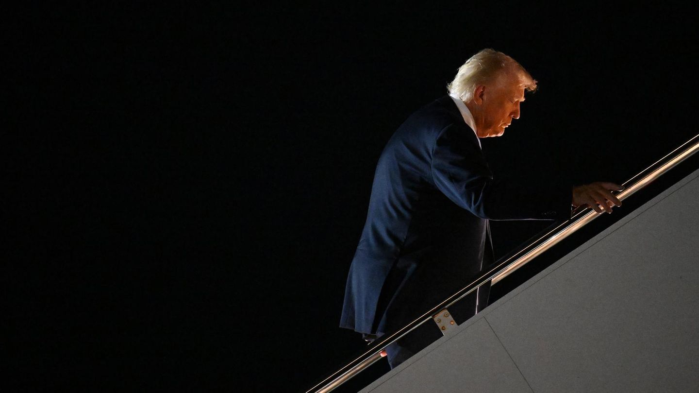 Donald Trump auf dem Weg zur Air Force One