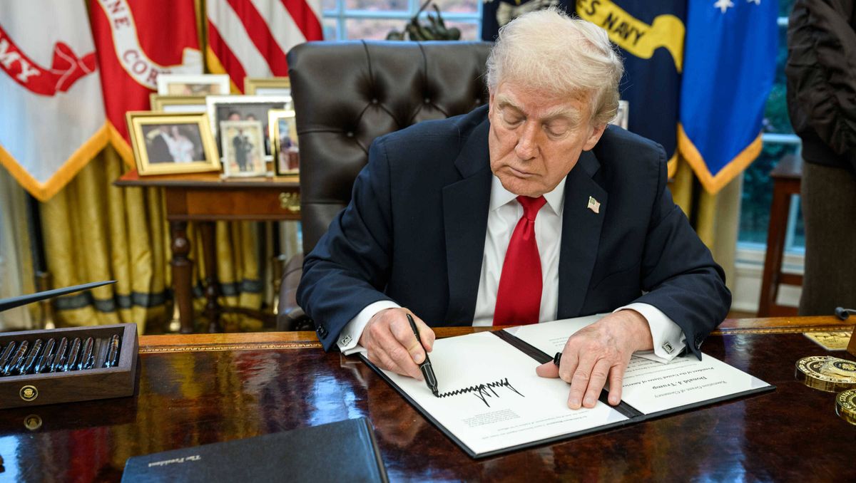 US-Präsident Donald Trump unterzeichnet eine Durchführungsverordnung