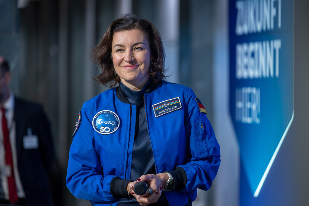 Dorothee Baer, Bundesministerin fuer Forschung, Technologie und Raumfahrt (BMFTR), beim Tag der offenen Tuer der Bundesregierung 2025 im blauen ESA-Jubilaeumsanzug
