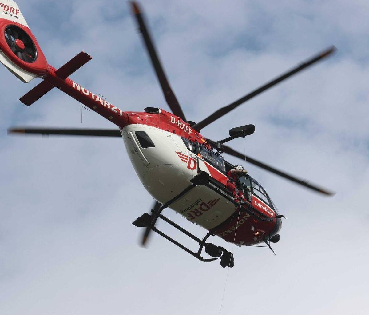 Auto fährt in Fußgänger - vier Verletzte