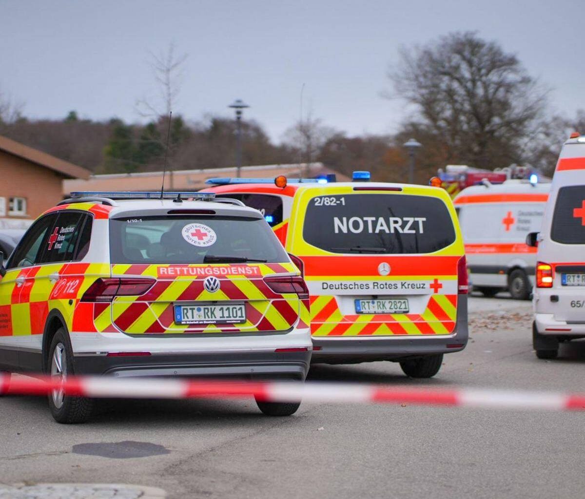 Auto fährt in einen Fußgänger - vier Verletzte