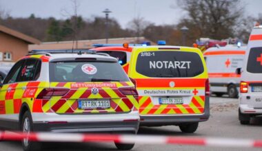 Auto fährt in einen Fußgänger - vier Verletzte