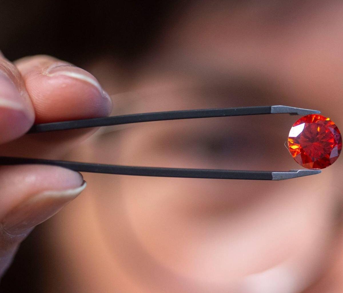 Über den Tod hinaus: Wenn aus Asche ein Gedenkdiamant wird