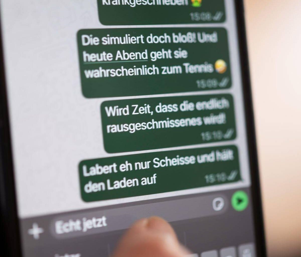 Schikane im Job, Attacke im Netz - Studie sieht mehr Mobbing