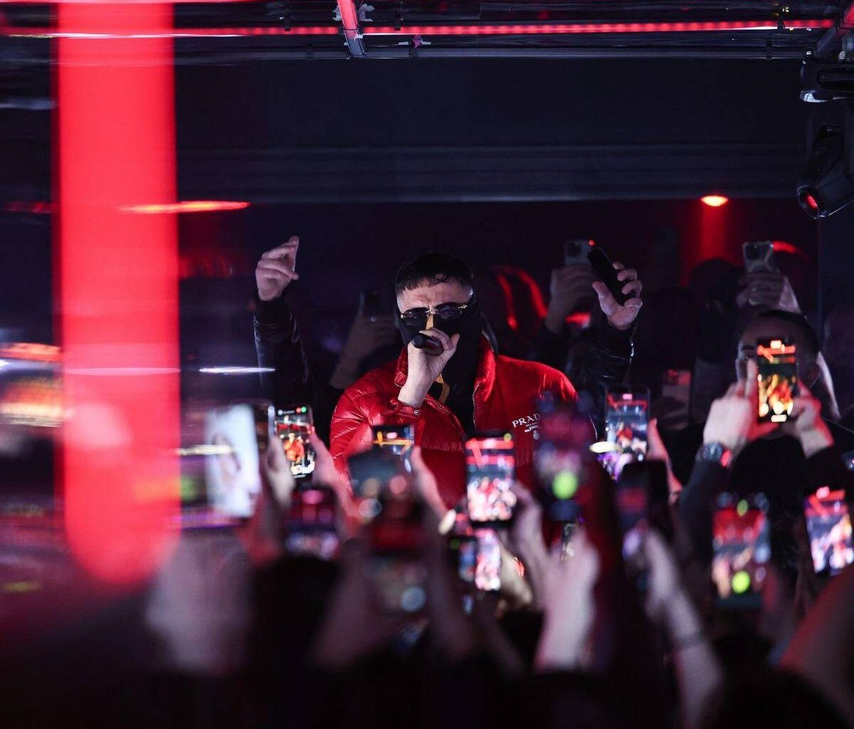 Rapper Haftbefehl legt Blitzauftritt in Gießen hin