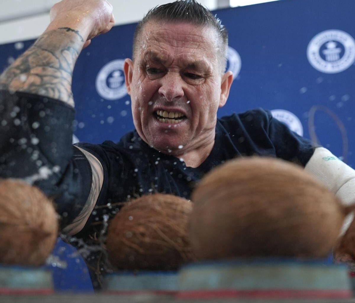 Kokosnüsse zerschlagen und Eier mit Essstäbchen fangen