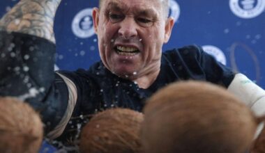 Kokosnüsse zerschlagen und Eier mit Essstäbchen fangen