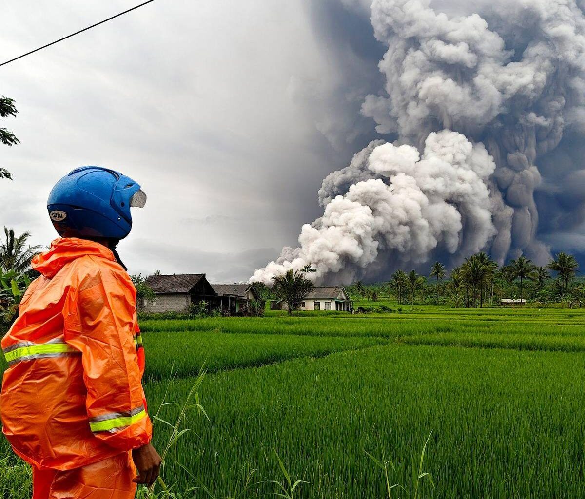 Indonesien: Vulkan Semeru spuckt 2.000 Meter hohe Aschesäule