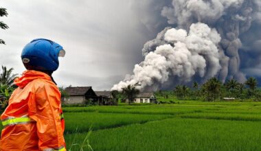 Indonesien: Vulkan Semeru spuckt 2.000 Meter hohe Aschesäule