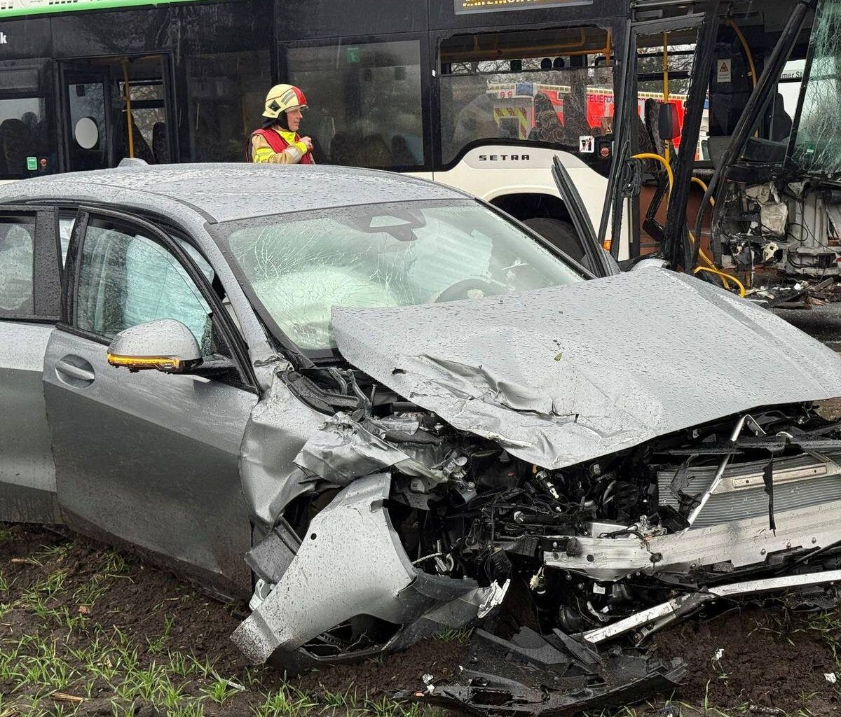 Schulbus prallt mit Autos zusammen - 22 Kinder unverletzt