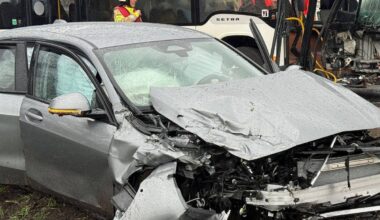 Schulbus prallt mit Autos zusammen - 22 Kinder unverletzt