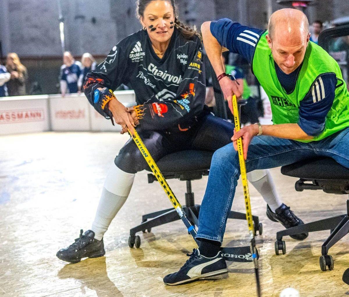 Mit Schläger und Bürostuhl – Eine besondere Meisterschaft