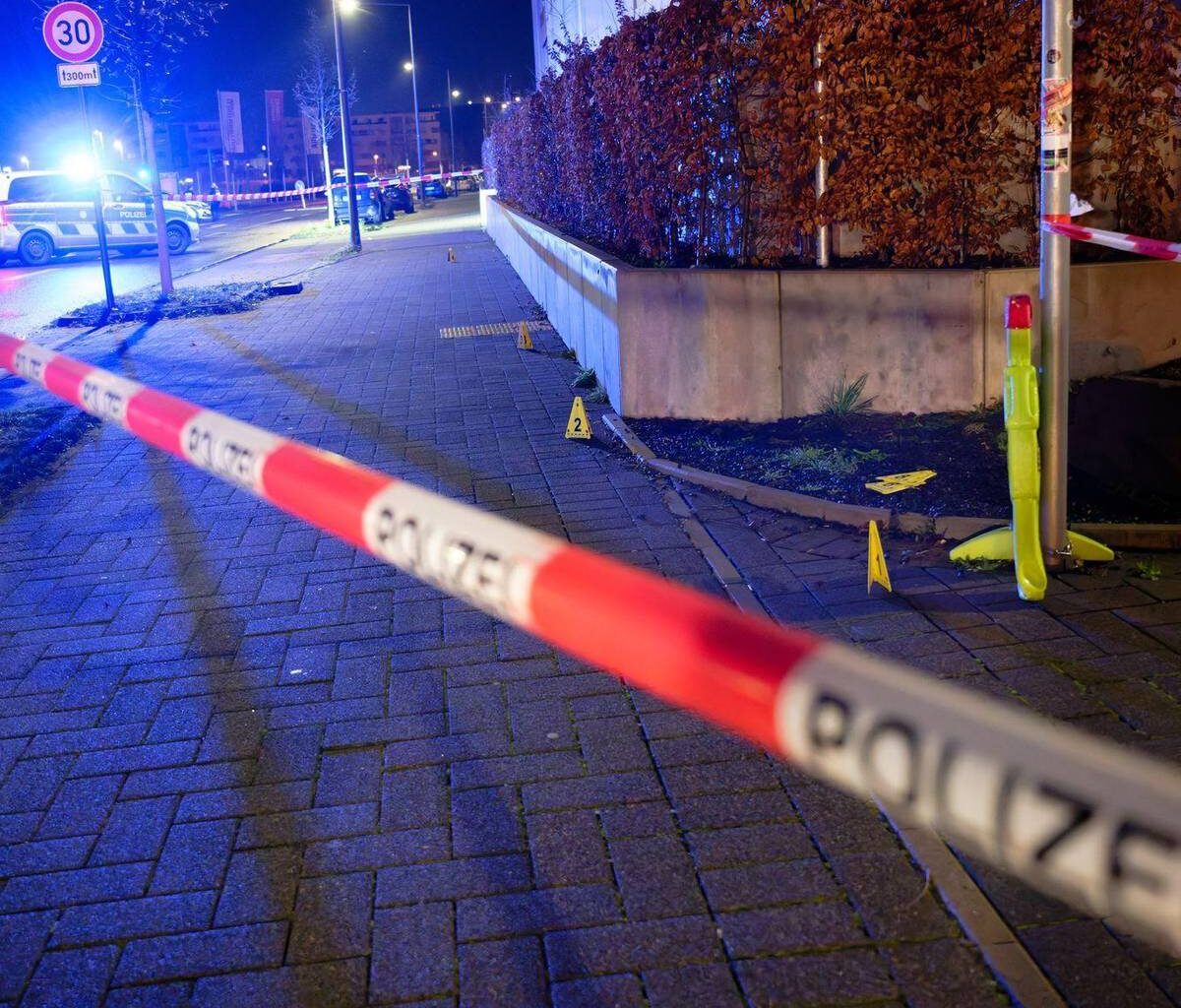 Zwei Männer nahe Veranstaltungshalle in Köln angeschossen